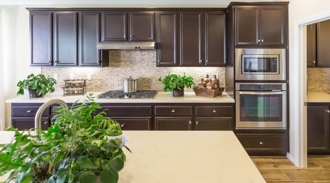 What Color Quartz Goes With Oak Cabinets